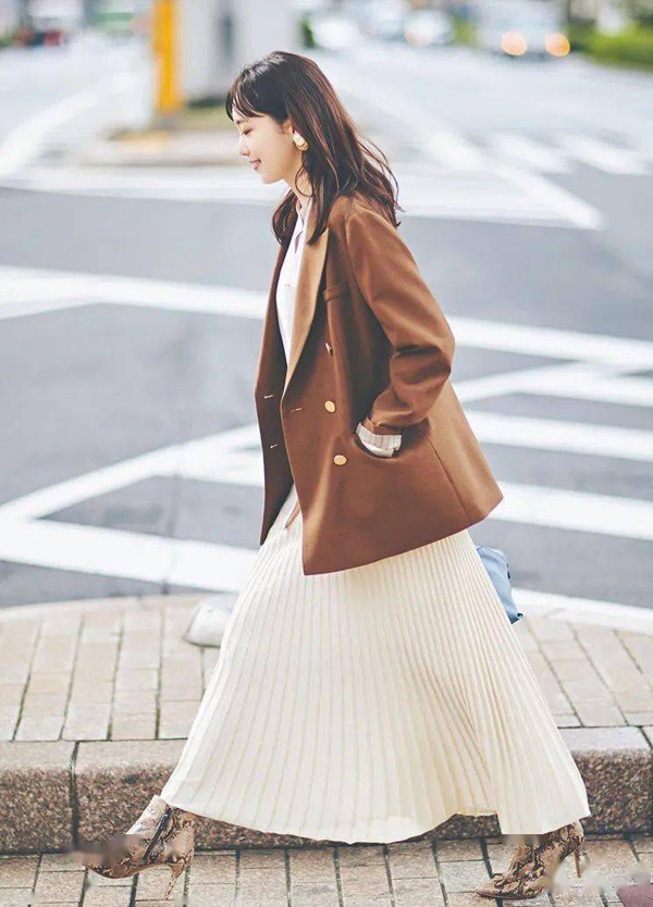 Những đôi bốt cổ ngắn, bốt ôm sát chân có thể thay thế giày. Dù vậy, bạn vẫn nên chú ý chọn đôi có phần mũi nhọn.