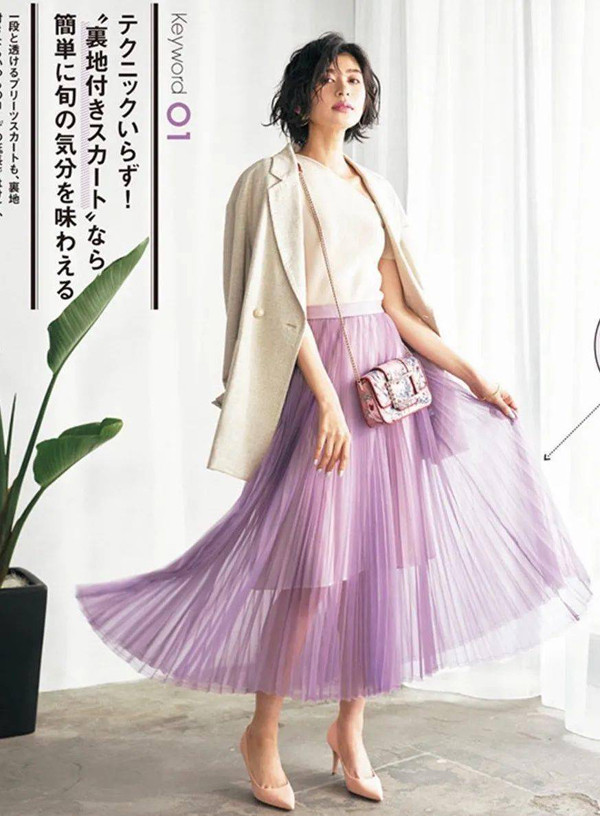 Một phụ kiện khác cần lưu ý khi phối đồ theo cách này là nên chọn giày mũi nhọn. Tùy vào sở thích, bạn có thể dùng giày đế bệt hay cao gót đều được.