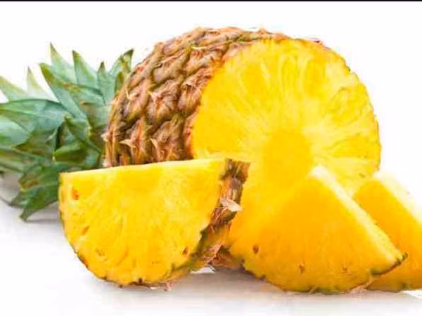 Tuy nhiên, dứa lại là loại quả không nên ăn buổi tối. Ngoài những chất có lợi, dứa còn chứa glycoside và nito. Ăn quá nhiều sẽ khiến người dùng đau đầu. Nghiêm trọng hơn, bạn có thể xuất hiện triệu chứng đau bụng, nôn mửa, ngứa ran chân tay và đầu lưỡi. Những điều này khó có thể đảm bảo chất lượng giấc ngủ về đêm.