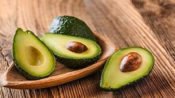 Quả bơ: Giàu chất béo thực vật, ít đường, bơ rất tốt cho dạ dày, ruột, bảo vệ chức năng sinh lý của hệ thống tim mạch và gan. Vì vậy, đây là loại quả rất thích hợp cho trẻ em và người già, nhưng chỉ nên ăn một quả mỗi ngày.