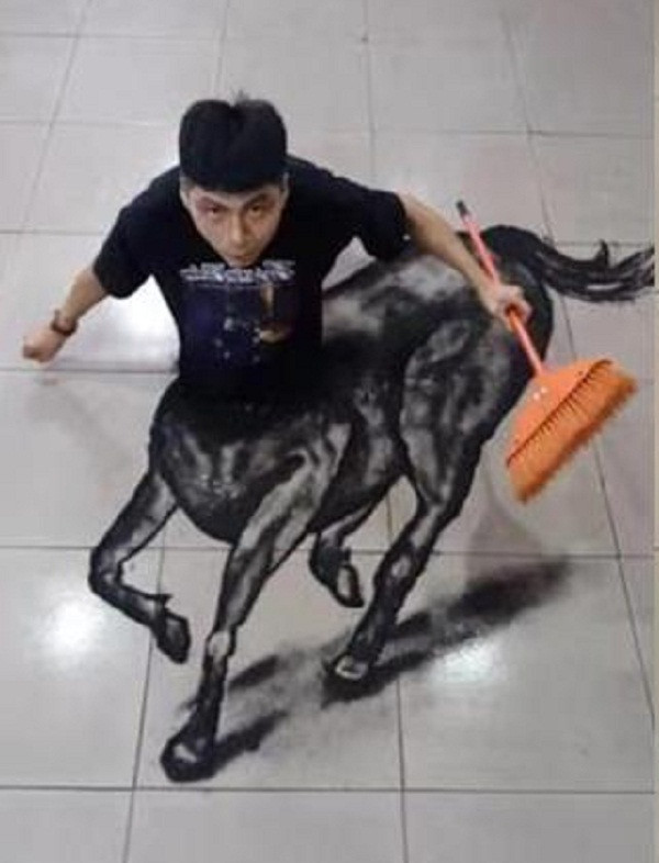 Ding Long thường sáng tác sau khi kết thúc ngày làm việc. Trung bình một bức tranh mất khoảng 2 tiếng để hoàn thành. Do vậy, phải hơn 12 giờ đêm anh mới về nhà nghỉ ngơi.