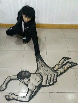 Ban đầu, mọi người trong gia đình đều phản đối cách làm của Ding Long. Họ cho rằng anh chỉ là thợ cắt tóc và nên tập trung kiếm cơm từ nó thì hơn.