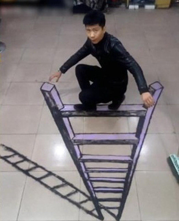 Hồi nhỏ, chàng trai người An Sơn, Liêu Ninh đam mê vẽ song gia đình không thể tạo điều kiện cho anh theo đuổi. Nghỉ học sớm, anh trở thành thợ cắt tóc và xây dựng gia đình sống cuộc đời thầm lặng.