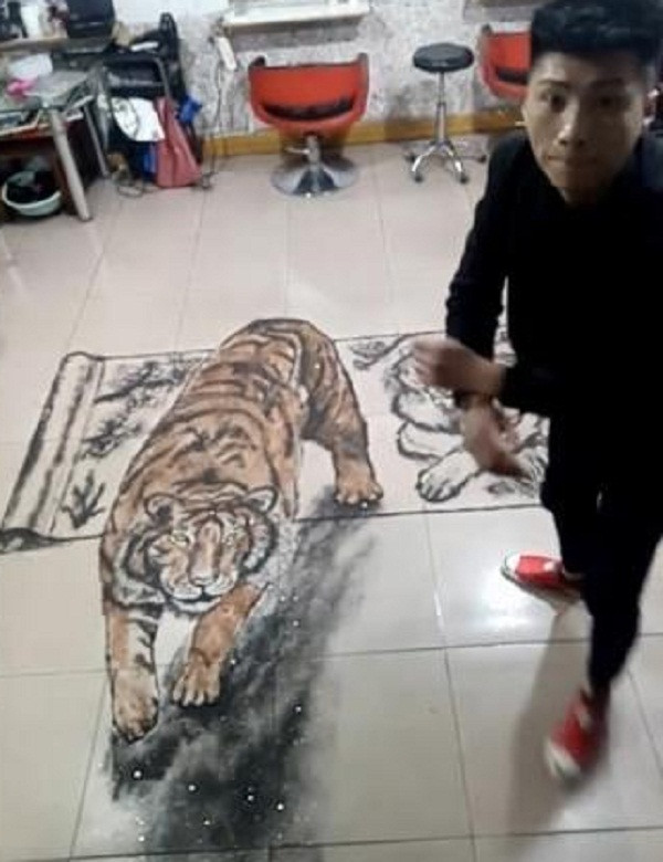 Sau nhiều cố gắng, Ding Long ngày càng bị lôi cuốn bởi những bức tranh hình người, hoa lá, chim muông và các đồ vật quen thuộc từ tóc.