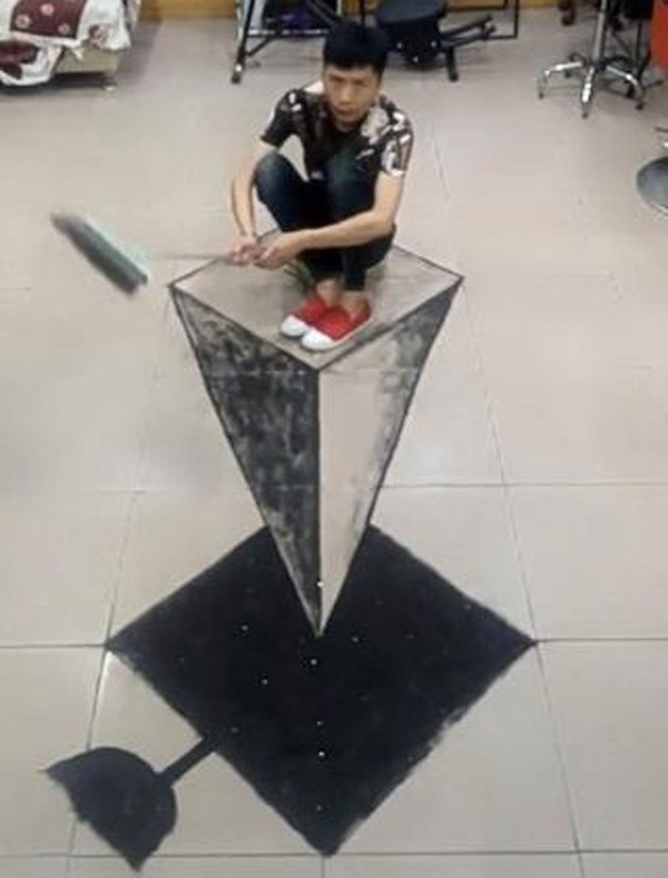 Chôn chặt tình yêu sáng tạo nghệ thuật trong lòng, năm 2015, thấy người khác vẽ tranh cát anh rất muốn thử.