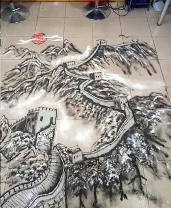 Thời điểm đó, chưa nói đến ý tưởng sáng tạo, đến cát mịn lấy ở đâu anh cũng không biết. “Cái khó ló cái khôn”, Ding Long nhìn thấy những vụn tóc trên mặt đất và bắt đầu sáng tạo.