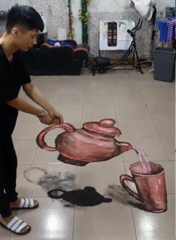 Ding Long chia sẻ, ban đầu anh chỉ vẽ tranh bình thường. Giờ anh ngày càng có nhiều ý tưởng và thích thú với những bức tranh ba chiều. Anh dùng tóc và bột giặt để tranh thêm sinh động.