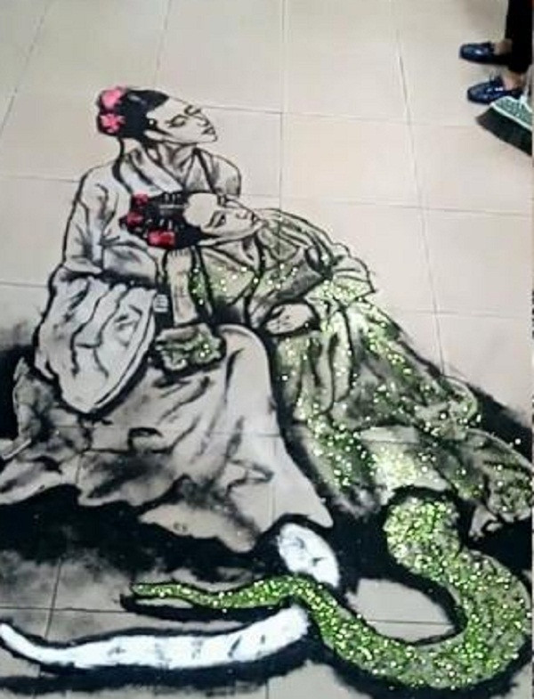 Ding Long không vì vậy mà bỏ cuộc. Dần dần, anh nhận được sự ủng hộ từ gia đình. Những tác phẩm tranh 3D sống động đăng tải trên mạng khiến người nhìn kinh ngạc. Từ đó, lượng khách biết đến tiệm cắt tóc của anh cũng nhiều hơn.