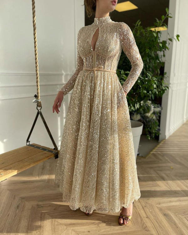 Để xứng tầm với những thiết kế xa xỉ, Teuta từng có thời gian vất vả tìm kiếm loại vải cao cấp hiếm có thời bấy giờ.