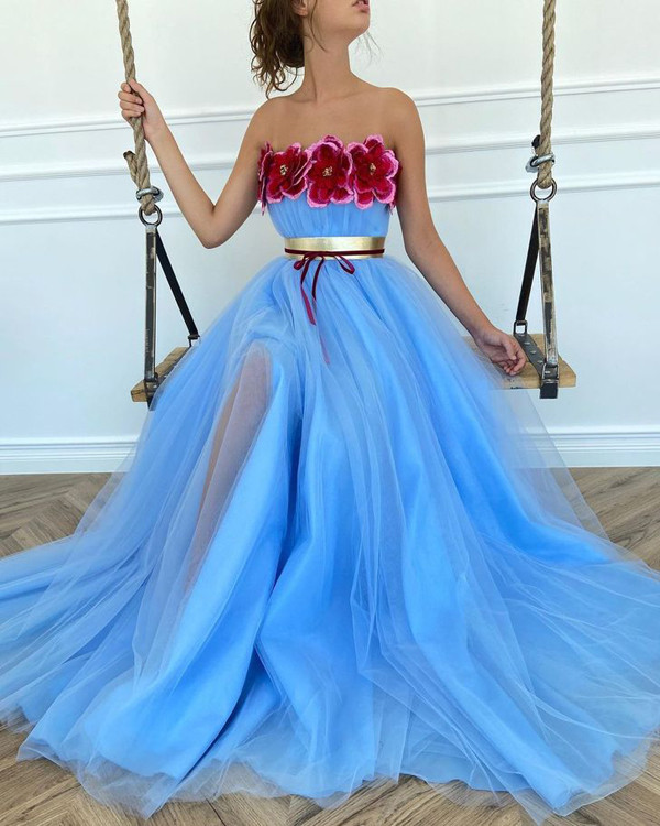 Teuta Matoshi sinh ra tại vùng Pristina (thủ đô của Kosovo). Đồng lương eo hẹp của người cha giáo khiến cuộc sống của 9 anh chị em Teuta vô cùng khó khăn. Từ nhỏ, Teuta đã học cách tự xoay xở may quần áo cho mình và mọi người trong nhà từ đồ phế liệu, quần áo cũ thu lượm được.