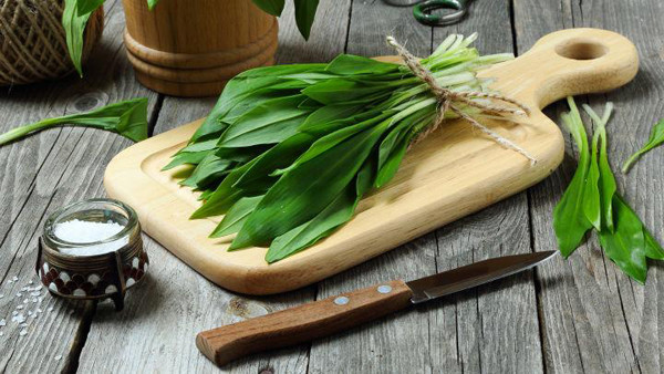 Sơ chế kĩ. Ngoài việc rửa sạch bụi đất, một số loại rau rừng còn có độc tố. Đáng nói, những độc tố này được xử lý theo cách khác nhau. Chẳng hạn, tỏi núi, rau khoai mỡ... nếu không ngâm nước có thể gây khó chịu cho người ăn.