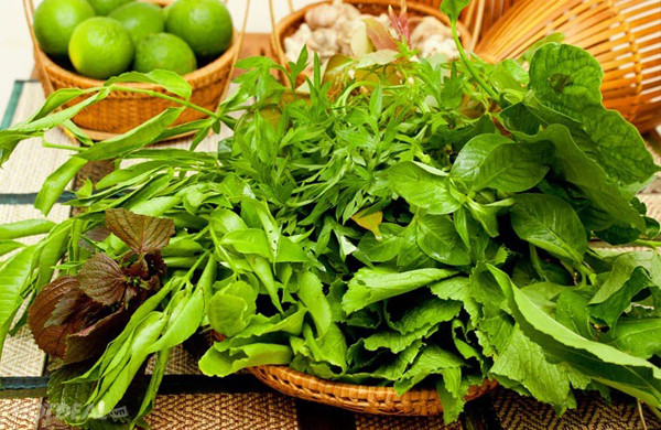 Về mặt dinh dưỡng, phân tích chỉ ra rau rừng chứa lượng nước dồi dào, giàu vitamin như caroten, vitamin C, riboflavin (đặc biệt loại rau lá xanh, xanh thẫm). Hàm lượng chất khoáng như canxi, kali, magie, chất xơ, phytochemical... cũng được đánh giá cao.