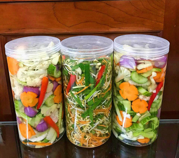 Chế độ ăn cũng được cho là yếu tố nguy cơ của ung thư dạ dày như ăn quá mặn, ăn nhiều thực phẩm hun khói, các loại thịt đỏ, thịt đã qua nhiều công đoạn chế biến, rau quả ngâm giấm. Các chất nitrates, nitrites có trong thịt đã chế biến cũng có thể được một số loài vi khuẩn, trong đó có H.P chuyển đổi thành những phức hợp có thể gây ung thư dạ dày.