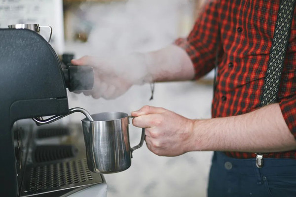 Rất may, nữ lập trình viên phát hiện bệnh sớm nên được điều trị kịp thời. Thông qua trường hợp của Vương, bác sĩ nhấn mạnh nấc cụt xảy ra sau ăn có thể do khó tiêu hoặc tình trạng đầy hơi. Tuy vậy, ung thư dạ dày cũng có thể gây nên.