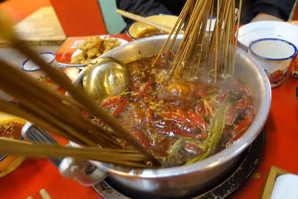 Bình thường, Vương thích uống đồ nóng như nước, sữa, trà nóng... Cô cũng hay thức khuya để làm việc nên ăn đêm là khó tránh khỏi. Rất có thể những thói quen xấu này là nguyên nhân uy hiếp sức khỏe dạ dày của cô gái 29 tuổi.