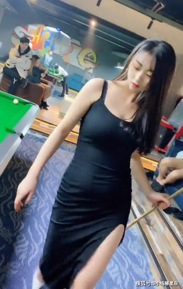 Đặc biệt khi kết hợp cùng giày cao gót, chiếc váy sẽ đem lại hiệu ứng thị giác đôi chân dài hơn.