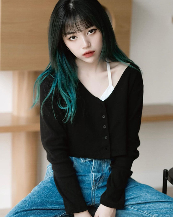 Hằn nội y sau áo, thậm chí là lộ dây quai từng bị xem là "điểm đen" trong cách ăn mặc, khiến hình ảnh người diện kém duyên ít nhiều.