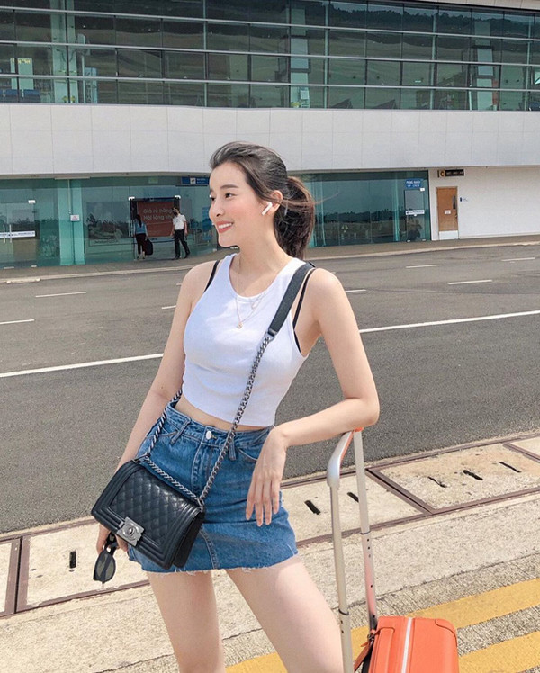 Cao Thái Hà chung ý tưởng mix bra đen cùng áo crop top trắng ôm sát, phần dây áo bra lấp ló càng giúp hình ảnh của cô thêm phần phóng khoáng, tôn lên body chuẩn đồng hồ cát.