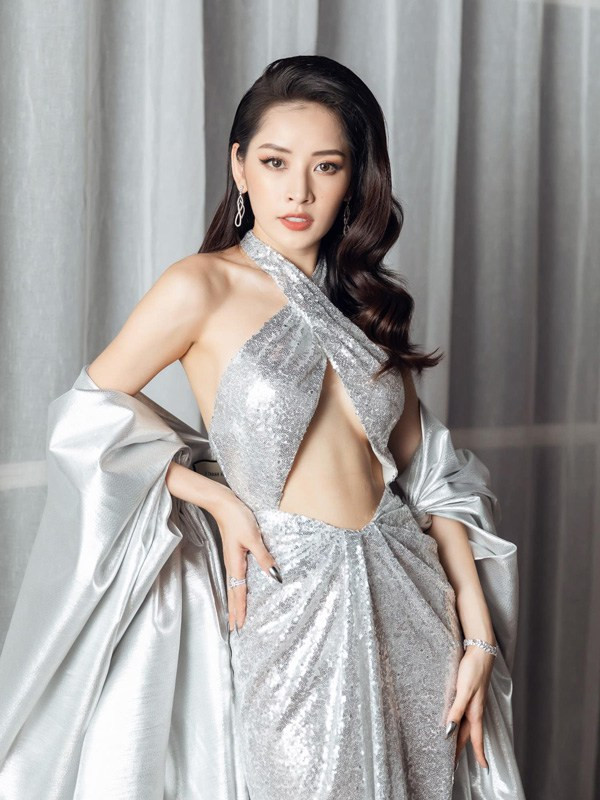 Với thời trang sự kiện hay các bức ảnh nghệ thuật, những bộ đồ “bung toang” khoe vòng 1 liên tục được Chi Pu cập nhật.