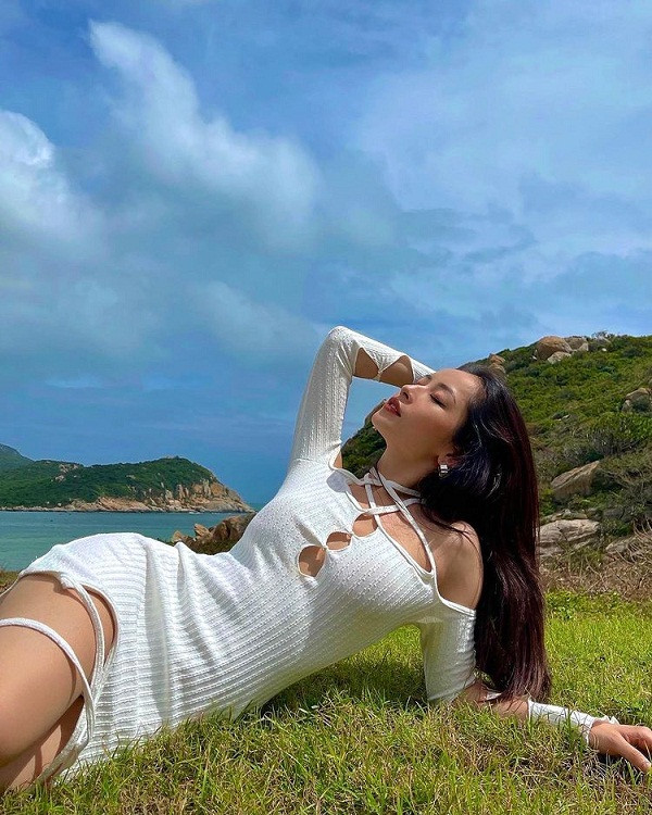 Với trang phục hàng ngày, Chi Pu cũng không thiếu kiểu cắt xẻ khoe vòng 1.