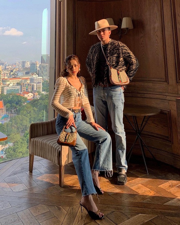 Sở hữu vòng 1 ngồn ngộn, cô nàng không ngại khoe với bàn dân thiên hạ từ nhà ra phố.