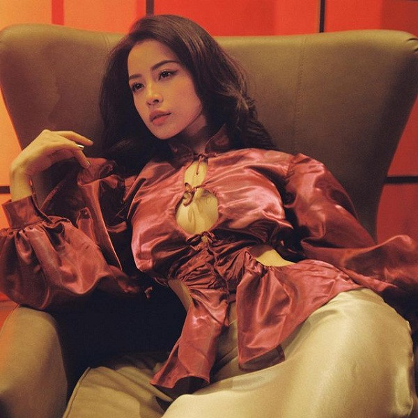 Chiếc áo thủng lỗ chỗ từng khiến người nhìn cũng cảm thấy “đỏ mặt” của Chi Pu.