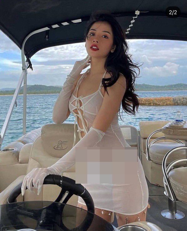 Chi Pu xuất hiện trên một chiếc du thuyền trong bộ trang phục mỏng tang như bánh tráng nhúng nước, để lộ toàn bộ phần nội y bên trong.