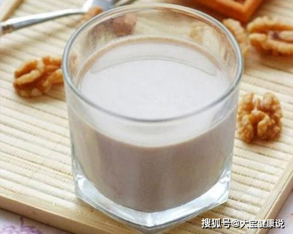 Đáng nói, sữa bổ sung lợi khuẩn có vị như sữa chua. Nhiều người hiểu lầm đây là một loại sữa. Thực tế, các sản phẩm này không chứa quá nhiều sữa. Nếu có, hàm lượng cũng rất thấp. Nó chủ yếu được tổng hợp từ các chất phụ gia khác nhau, đường, nước hoa quả và một lượng nhỏ sản phẩm từ sữa.