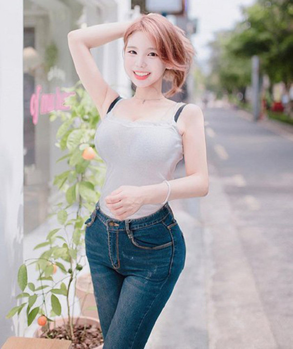 Một vài tín đồ thời trang sáng tạo xu hướng ăn mặc mới. Ở đó, họ để lộ dây áo lót để tạo sự nổi bật. Khi phối đồ theo trend lộ dây áo lót, họ chỉ để lộ thấp thoáng phần dây để tăng gợi cảm thay vì kiểu hở quai chằng chịt thiếu thẩm mỹ như thế này.