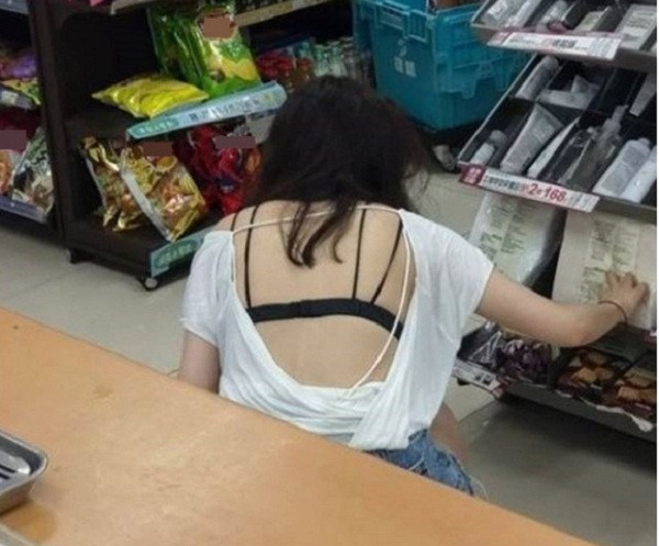 Mặc áo cắt xẻ, không ít người “muối mặt” bởi sự thiếu tinh tế của mình.