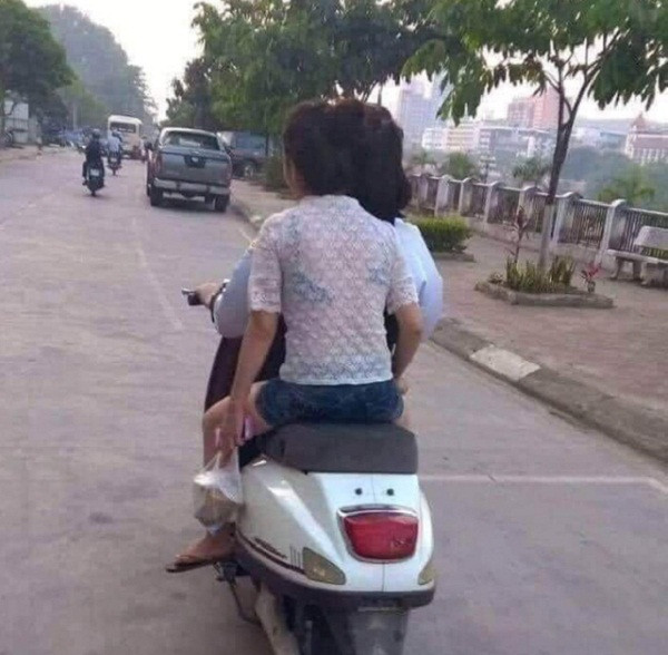 Để không rơi vào tình huống hớ hênh, khi lựa chọn, chị em nên chú ý lựa chọn strapless bra. Ở đó, strapless bra là dạng nội y không dây giúp chị em thoải mái diện váy quây không lo lấp ló quai áo vô duyên.