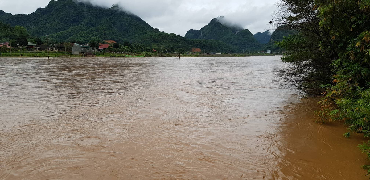 Lu cuon cuon dang, nhieu dia phuong bi co lap, nha sap, nguoi chet