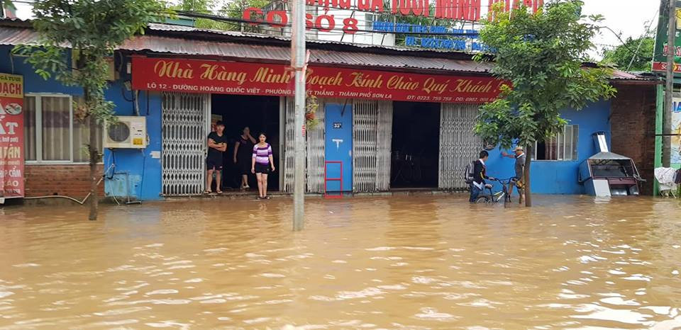 Lu cuon cuon dang, nhieu dia phuong bi co lap, nha sap, nguoi chet-Hinh-2