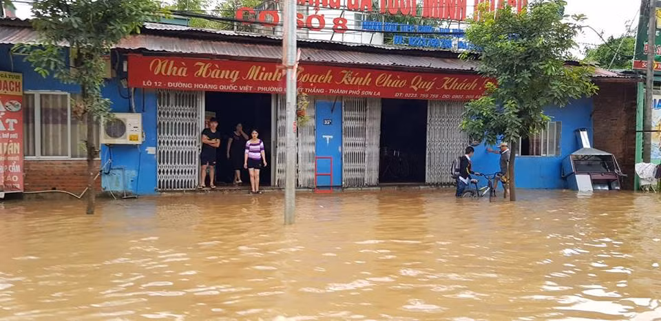 Lu cuon cuon dang, nhieu dia phuong bi co lap, nha sap, nguoi chet-Hinh-2