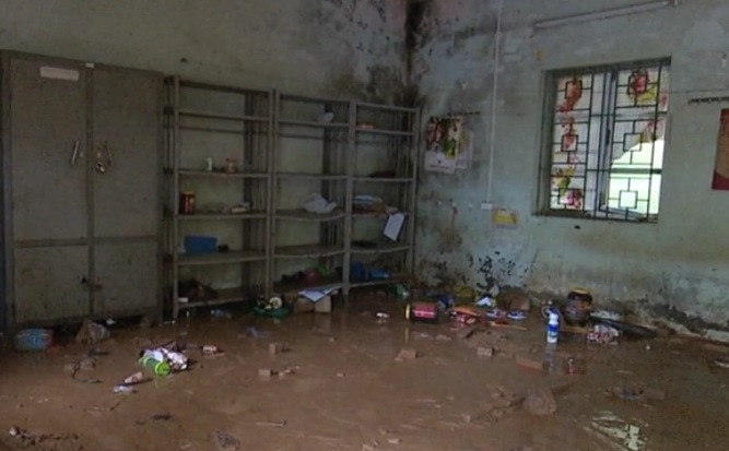 Lu cuon cuon dang, nhieu dia phuong bi co lap, nha sap, nguoi chet-Hinh-5