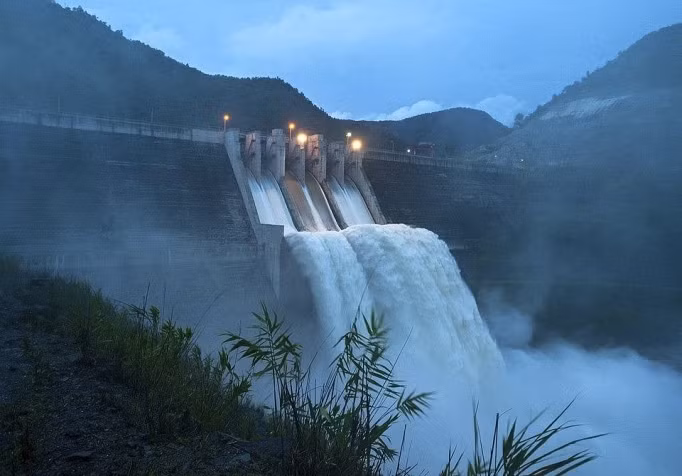 Lu cuon cuon dang, nhieu dia phuong bi co lap, nha sap, nguoi chet-Hinh-7