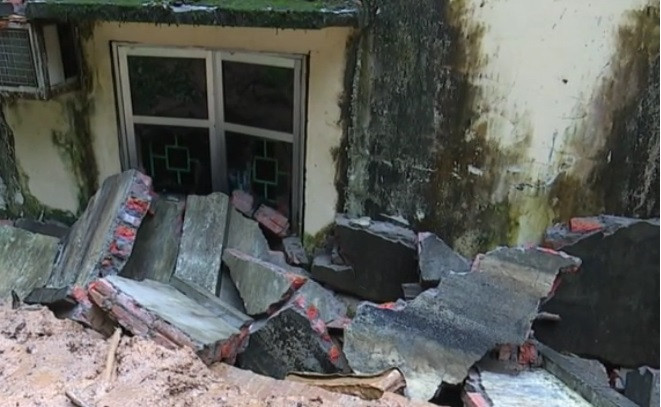 Lu cuon cuon dang, nhieu dia phuong bi co lap, nha sap, nguoi chet-Hinh-4