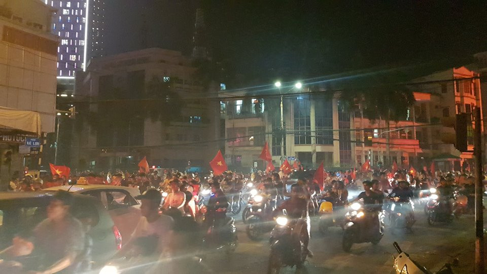 Bo Van Toan vo oa cam xuc khi chung kien con ghi ban dua Viet Nam vao ban ket Asiad-Hinh-12