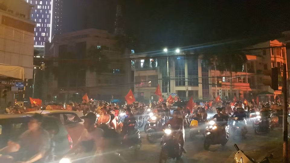 Bo Van Toan vo oa cam xuc khi chung kien con ghi ban dua Viet Nam vao ban ket Asiad-Hinh-12