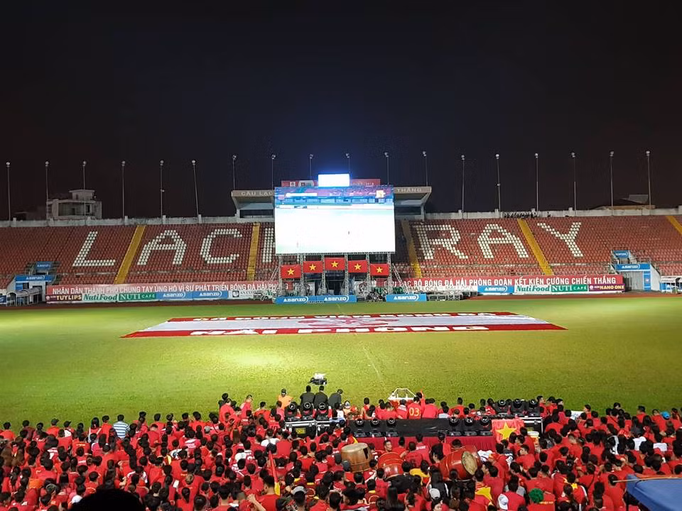 Bo Van Toan vo oa cam xuc khi chung kien con ghi ban dua Viet Nam vao ban ket Asiad-Hinh-2