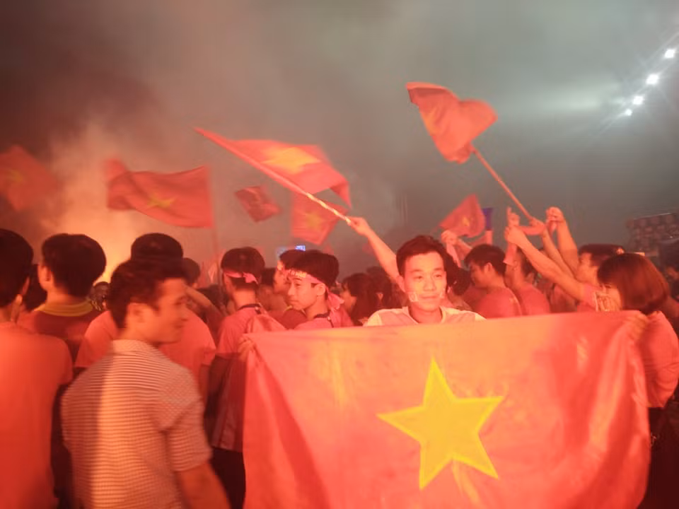 Bo Van Toan vo oa cam xuc khi chung kien con ghi ban dua Viet Nam vao ban ket Asiad-Hinh-3