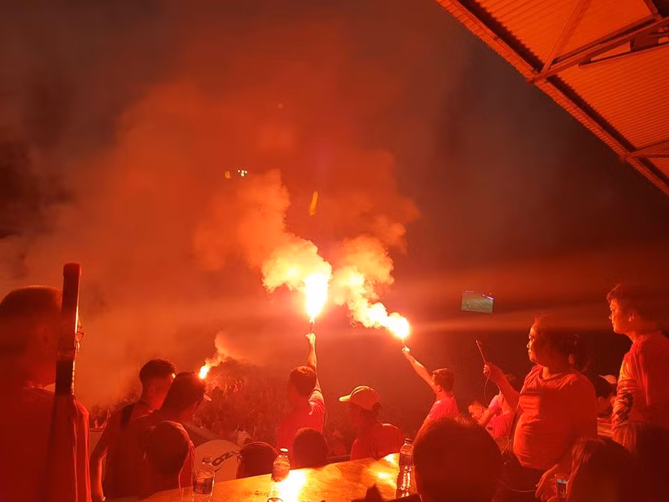 Bo Van Toan vo oa cam xuc khi chung kien con ghi ban dua Viet Nam vao ban ket Asiad-Hinh-4