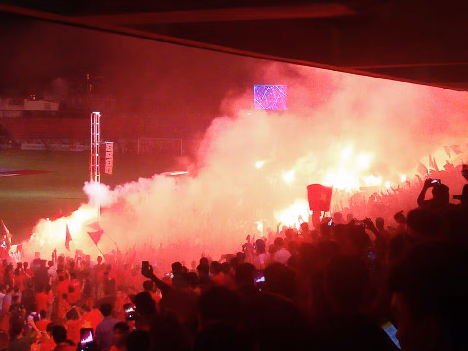 Bo Van Toan vo oa cam xuc khi chung kien con ghi ban dua Viet Nam vao ban ket Asiad-Hinh-10