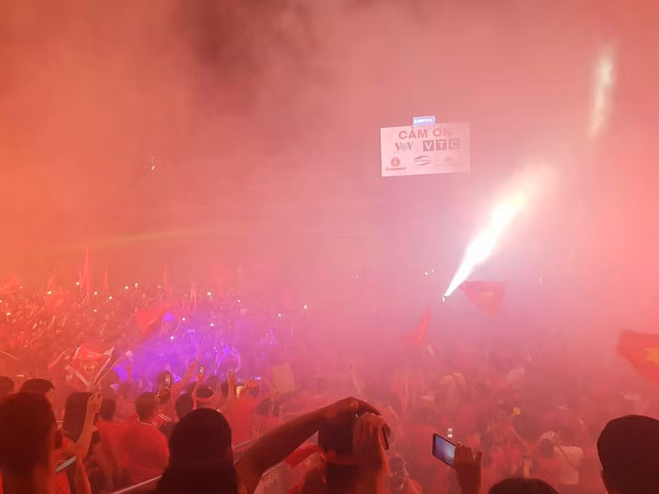 Bo Van Toan vo oa cam xuc khi chung kien con ghi ban dua Viet Nam vao ban ket Asiad-Hinh-9