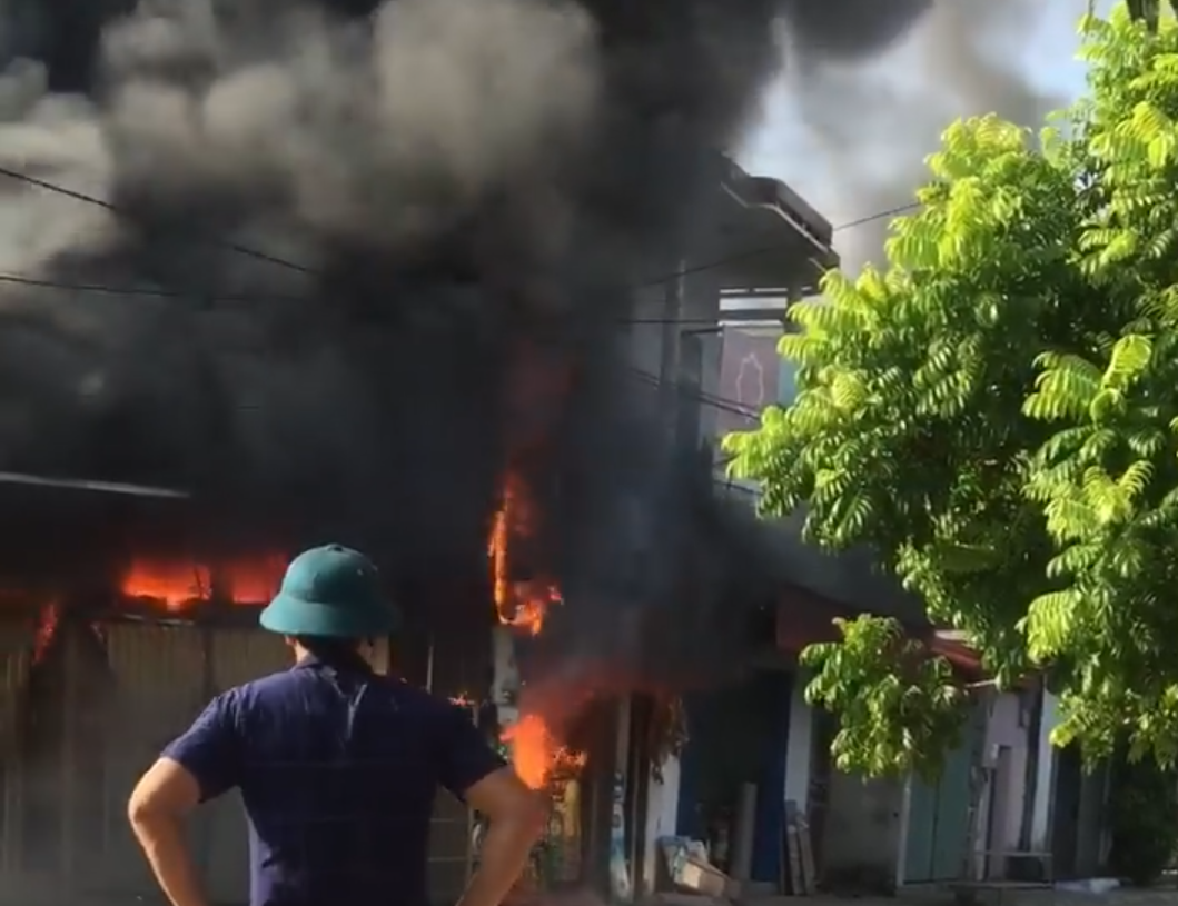 Chay tiem tap hoa o Hai Phong, khoi den kit mot vung troi