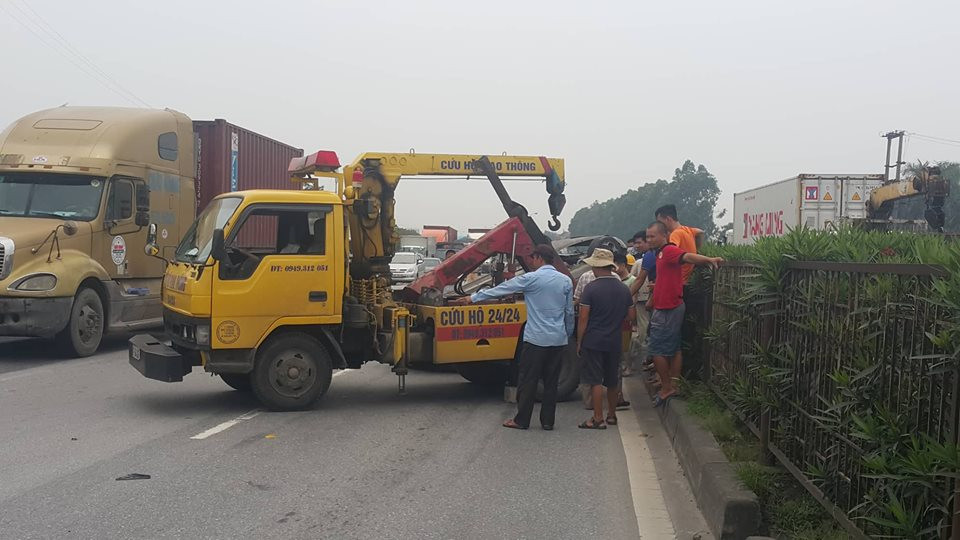 Lực lượng cứu hộ di chuyển chiếc xe khỏi hiện trường.