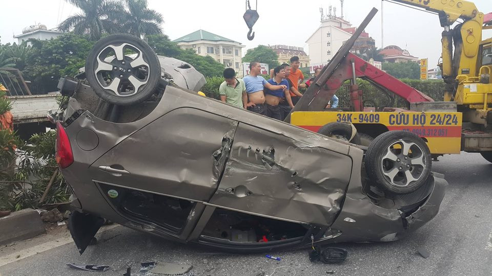 Chiếc ô tô KIA lật ngửa, biến dạng toàn thân.