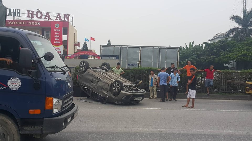 Sau cú tông kinh hoàng, chiếc ô tô Kia "bé nhỏ" lật ngửa bụng, chổng "4 bánh" lên trời.