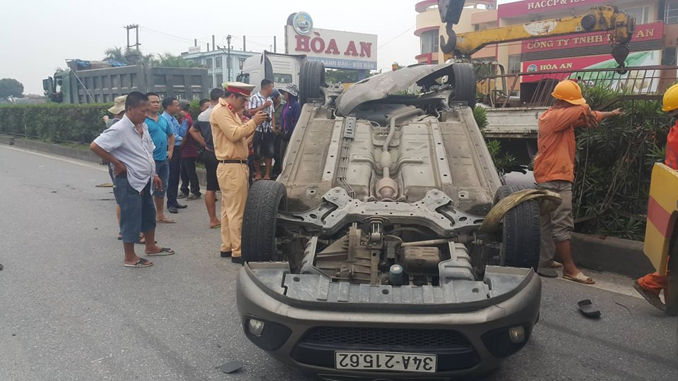 Ngay khi xảy ra vụ tai nạn container tông xe con, lực lượng CSGT – Công an TP Hải Dương đã có mặt tại hiện trường để phân làn đường.