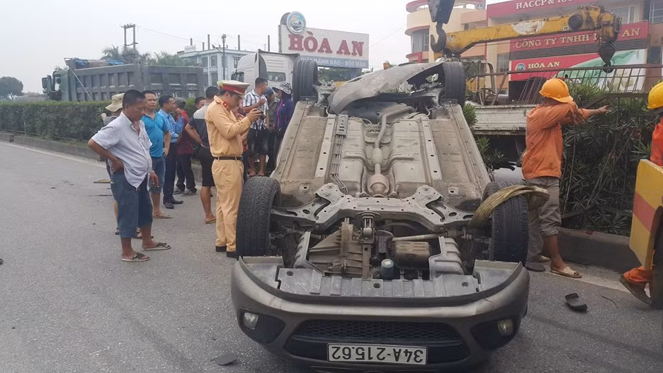 Hien truong container tong o to lat ngua, 5 nguoi thoat chet-Hinh-4
